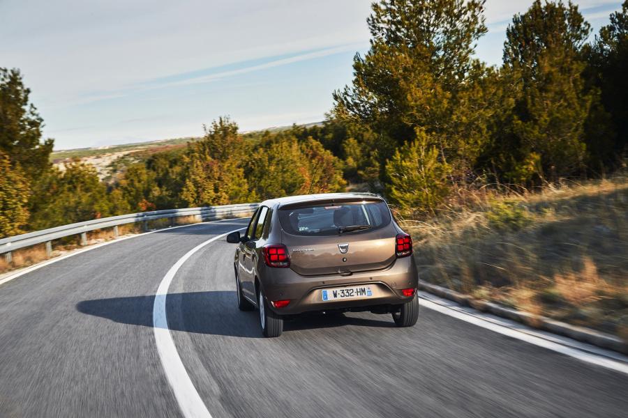  Dacia Sandero 2016 года  (фото 2 из 32)